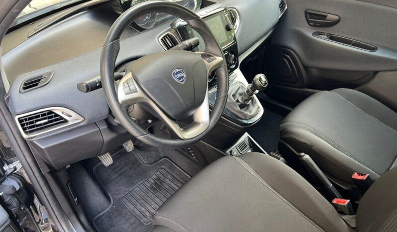
								Lancia Ypsilon 1.0 S&S Hybrid Gold .									