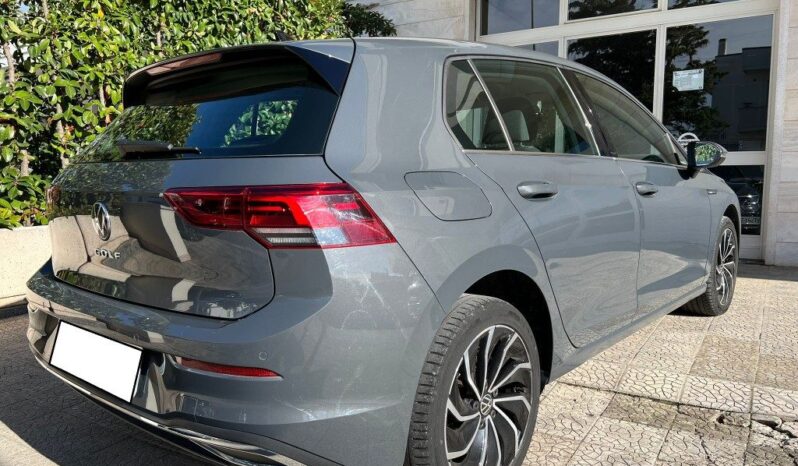 
								Volkswagen Golf 2.0 TDI DSG .									