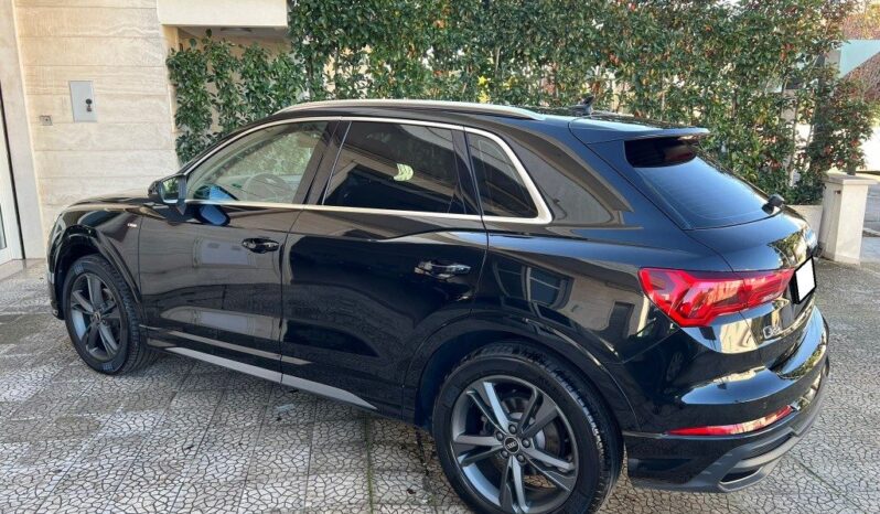 
								Audi Q3 2.0 TDI 150 S tronic S line edition .									