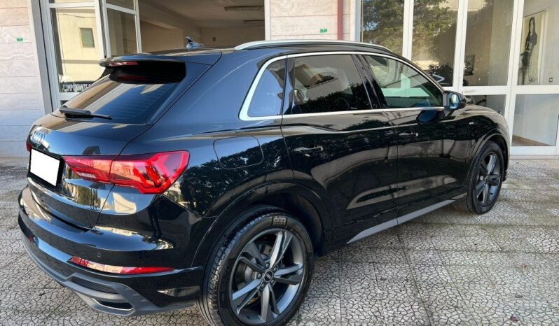 
								Audi Q3 2.0 TDI 150 S tronic S line edition .									