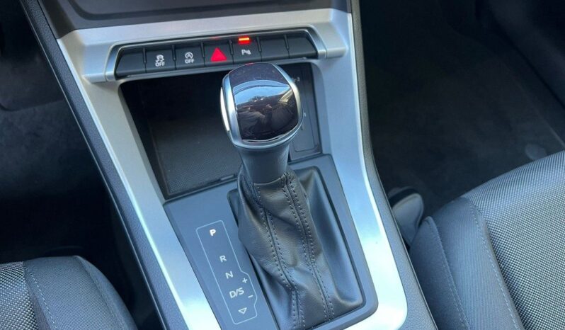 
								Audi Q3 2.0 TDI 150 S tronic S line edition .									