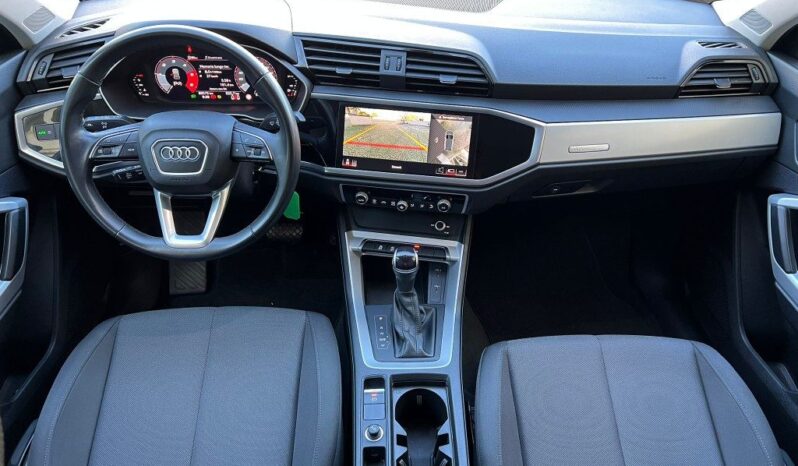 
								Audi Q3 2.0 TDI 150 S tronic S line edition .									