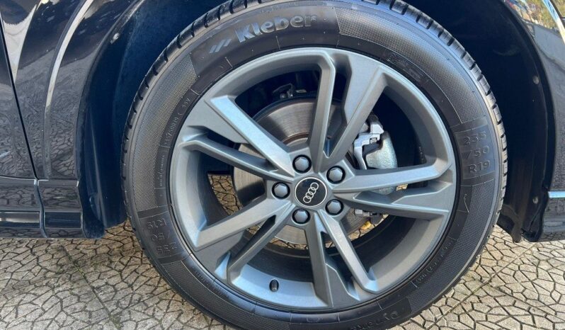 
								Audi Q3 2.0 TDI 150 S tronic S line edition .									