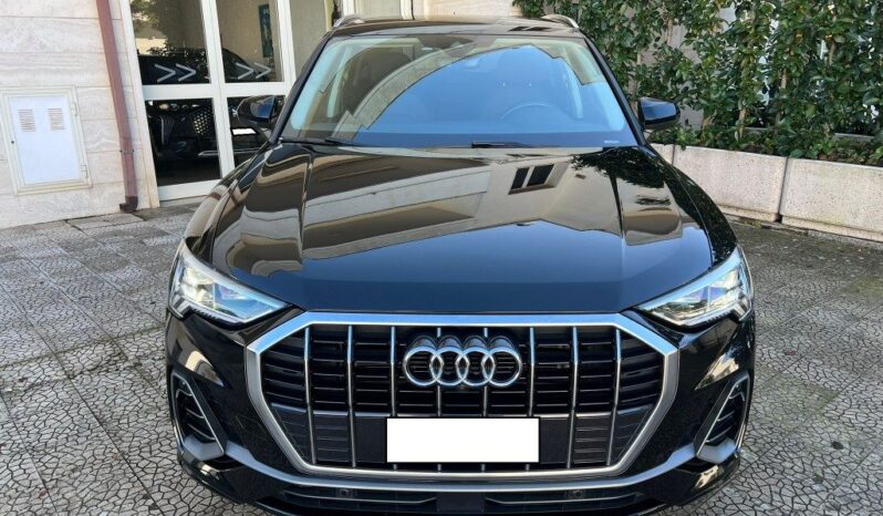 
								Audi Q3 2.0 TDI 150 S tronic S line edition .									