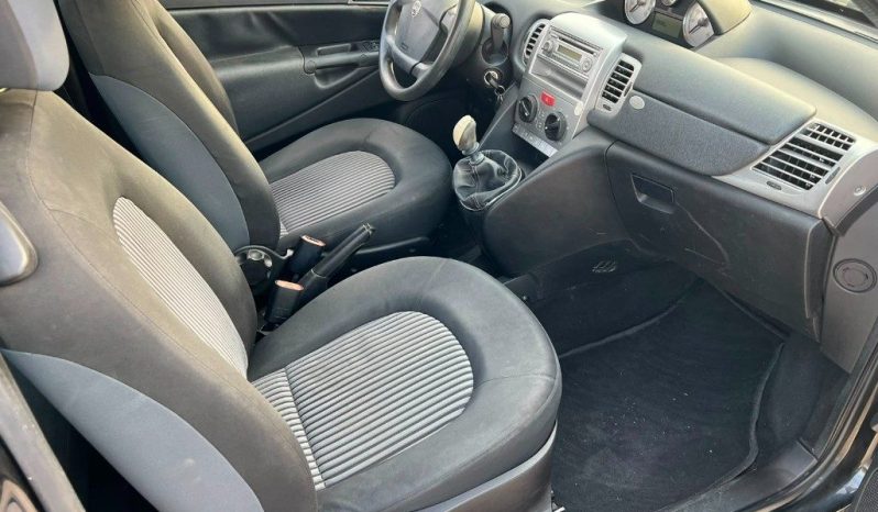 
 Lancia Ypsilon 1.2 .									